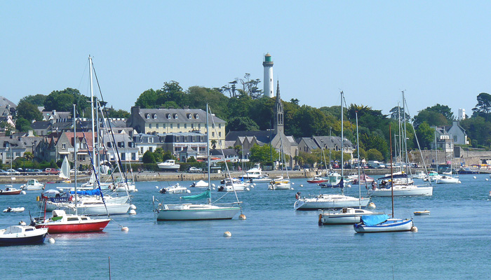 Vue sur le port de Bénodet et l'église depuis Sainte Marine