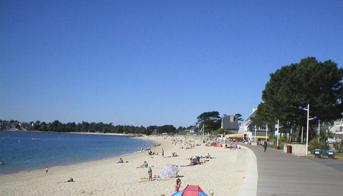 Plage de Bénodet avec ses planches devant le Casino
