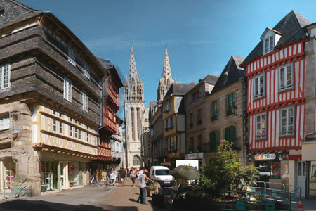 Quimper - Maisons à façades pittoresques et cathédrale remarquables